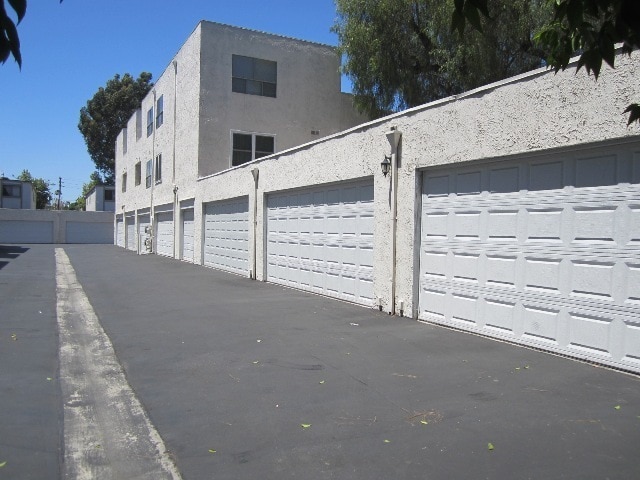 Building Photo - Gated 2+1.5 w/pool+spa, basketball crt, cl...