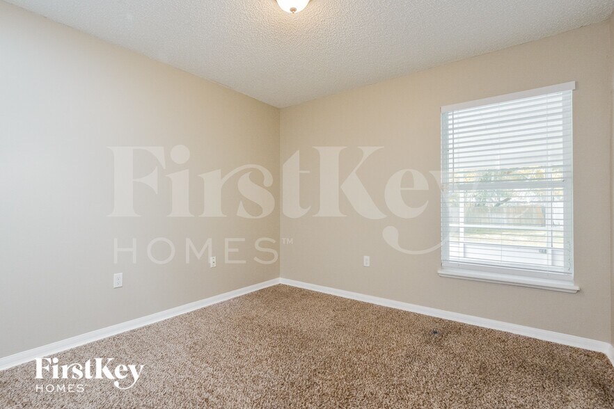 Building Photo - 1741 W Marshall Lake Dr