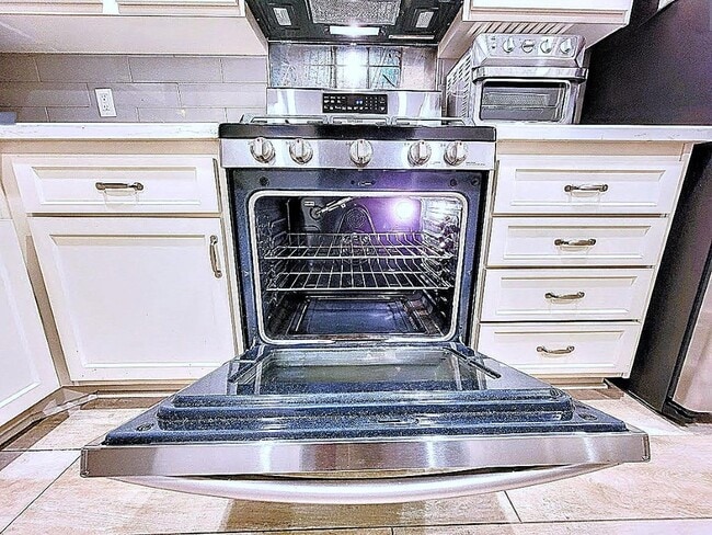 Building Photo - 28506 Barbosa