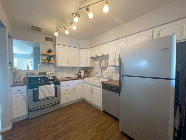 Building Photo - IMPROVED PRICE!!!!!!  Gorgeous 3 bedroom r...
