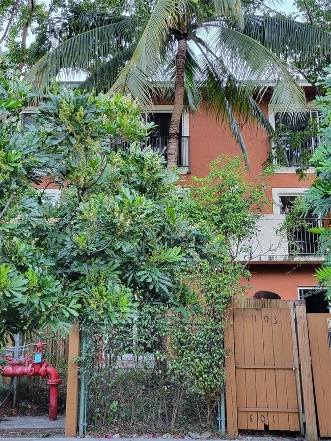 Building Photo - 1611 SW 2nd Ct