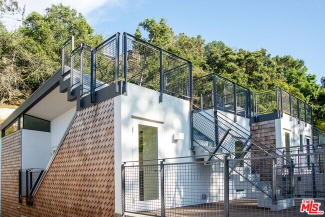 Building Photo - 8870 Wonderland Ave