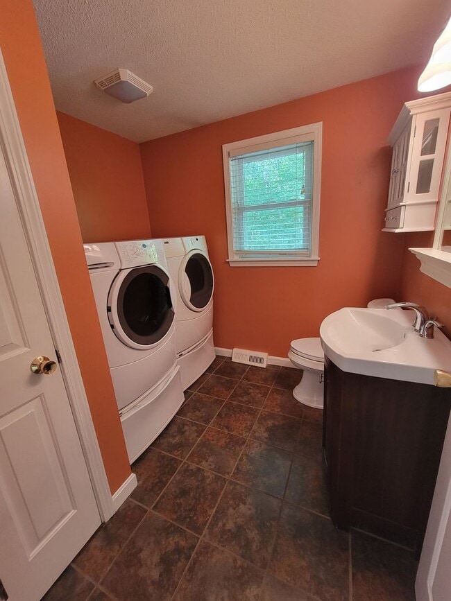 Building Photo - Beautiful Single-Family Home Litchfield NH for Rent