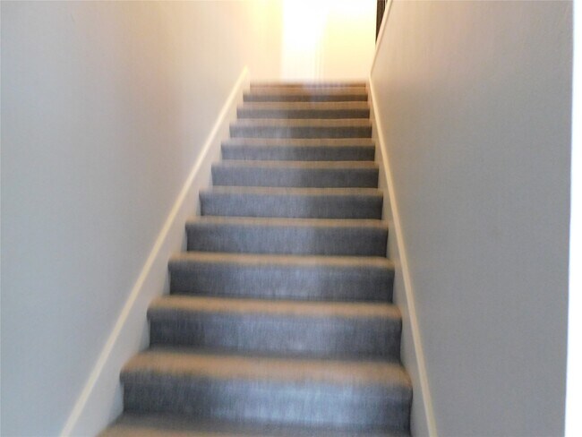 Building Photo - 414 1st St