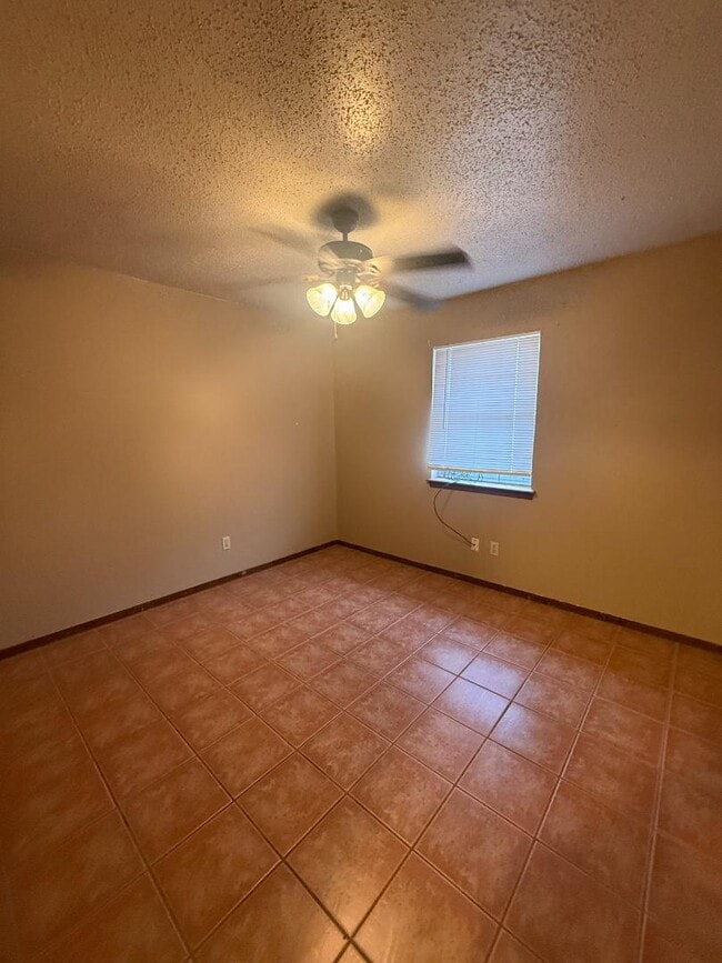 Building Photo - 313 W Pine Ave