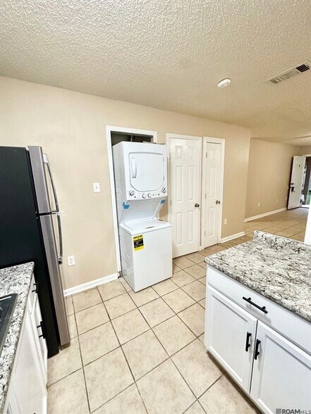 Building Photo - 3204 N Stevendale Rd
