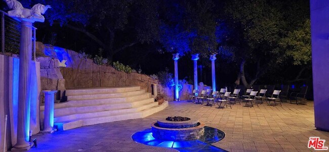 Building Photo - 3889 Old Topanga Canyon Rd