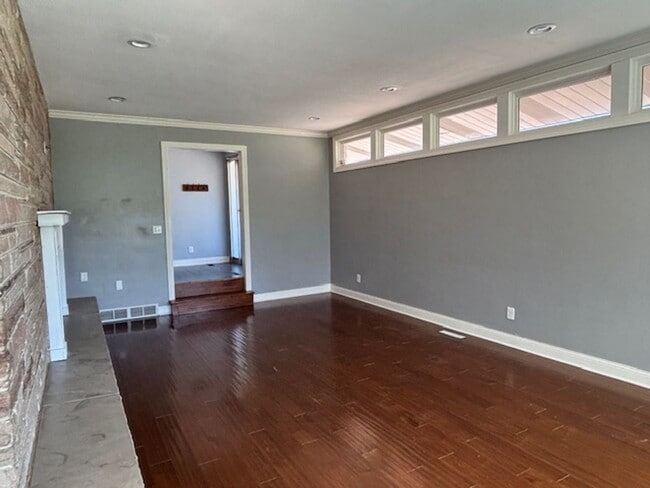 Building Photo - Available NOW! Gorgeous 3BR/2 BA Unit in Hastings!