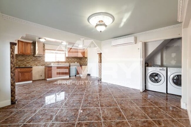 Building Photo - 2 Bed 1 Bath House in Lynwood Parking Incl...