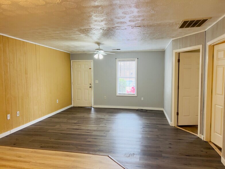 Building Photo - 107 Timberlane St