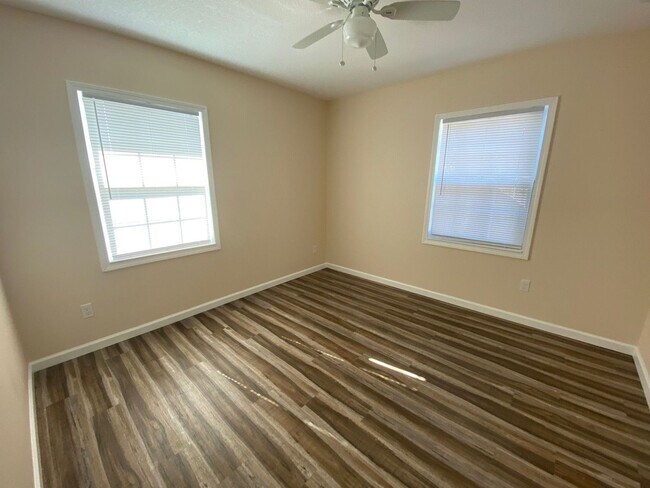 Building Photo - Economical 2Bed/1Ba Duplex Unit w/Bonus Ro...