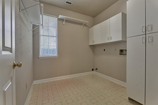 Building Photo - 15 W Stony End Pl