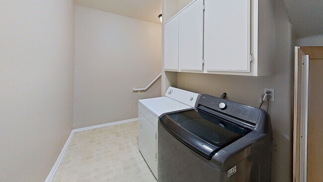 Building Photo - Gated Bella Montagna's  1/bedroom condo in Woodland Hills!
