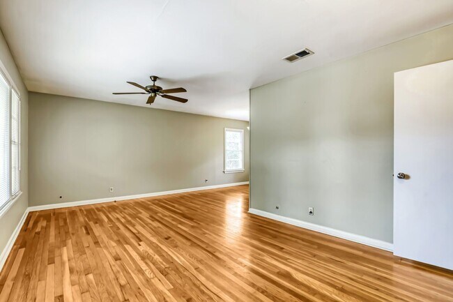Building Photo - 1402 Cullen Ave