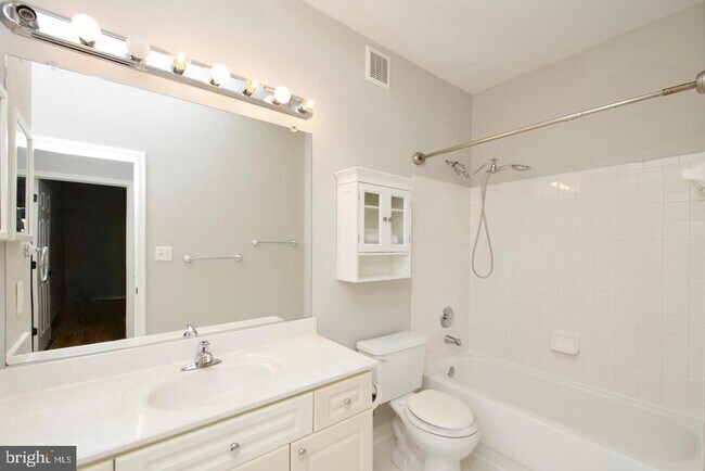 Building Photo - 2324 Henshaw Pl