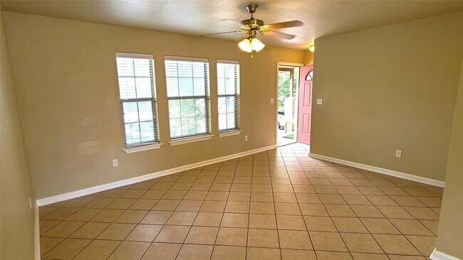 Building Photo - 112 Sendero Dr