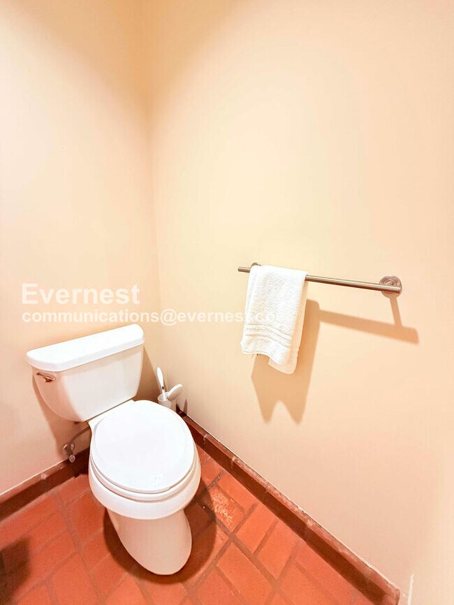 Building Photo - 2 Bed/1.5 Bath Condo with In-Unit Laundry / Vouchers Accepted / Available Now!