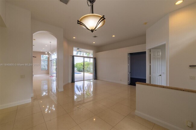 Building Photo - 896 Marina Dr