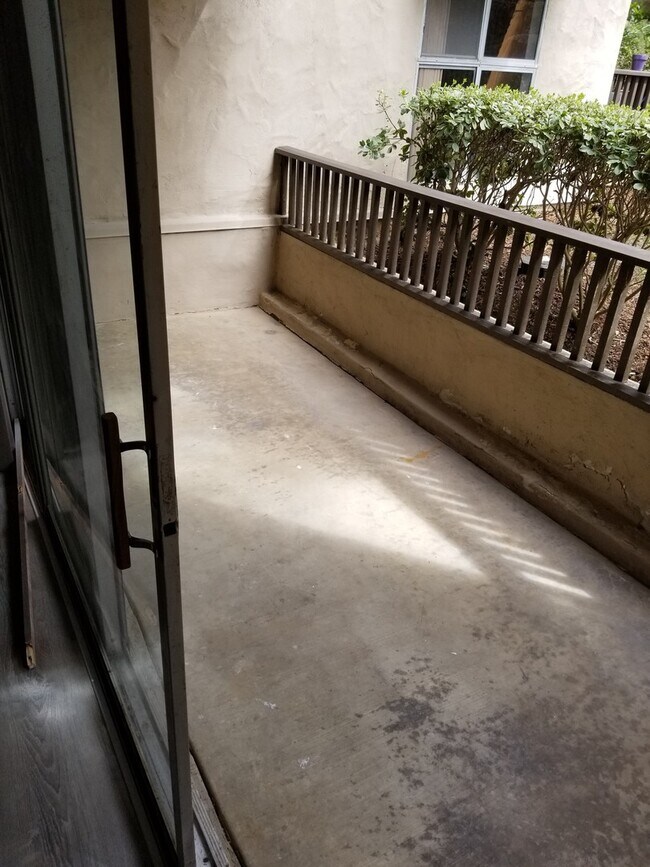 Building Photo - Bay Side Condo, Completely updated! Walkin...
