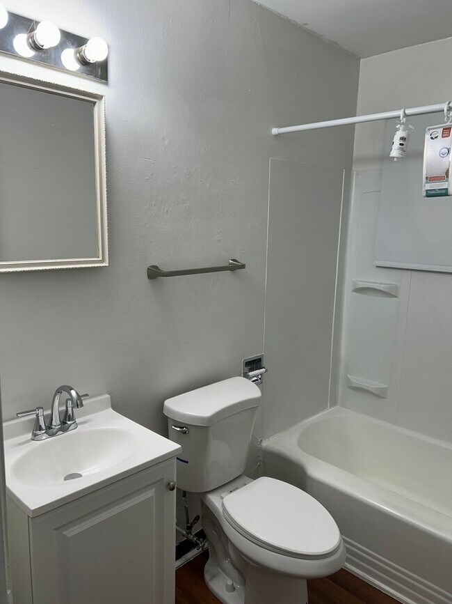 Building Photo - Upper level 1 Bedroom in W St Paul!! Move ...