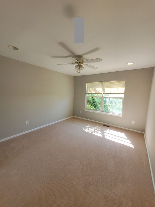 Building Photo - Waterfront! Spacious, updated, 4-bedroom &...