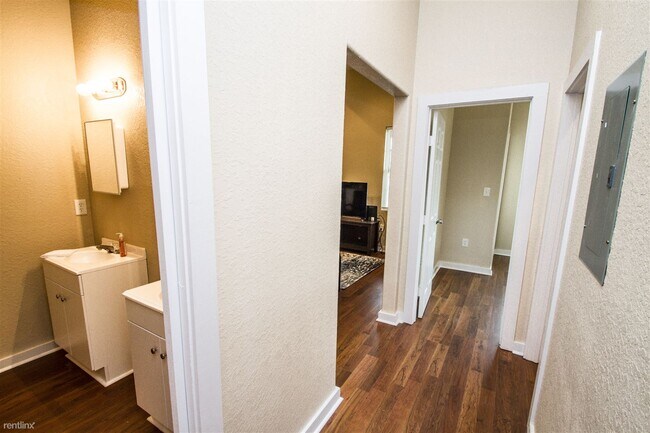 Building Photo - 121 Douglas Way St