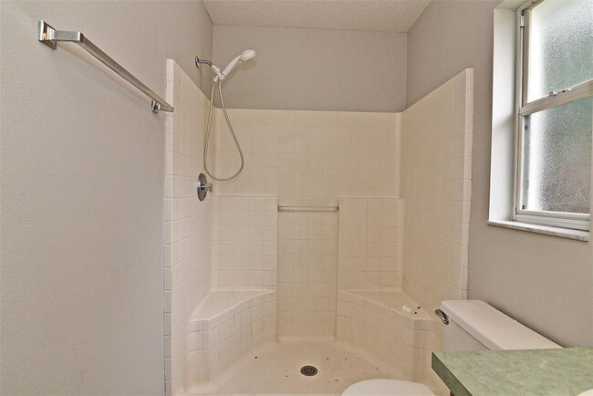 Building Photo - 109 Holloway Ct