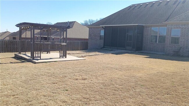 Building Photo - 1610 Sweetbriar Way