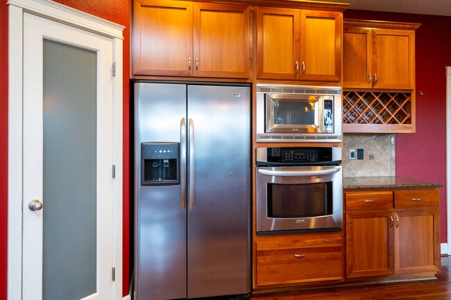 Building Photo - 3+ Bedroom 2.5 Bath with Office and Bonus Room - Indoor Play Structure - North Salmon Creek