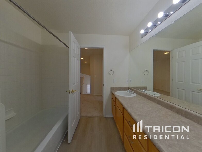 Building Photo - 1129 S Duquesne Cir