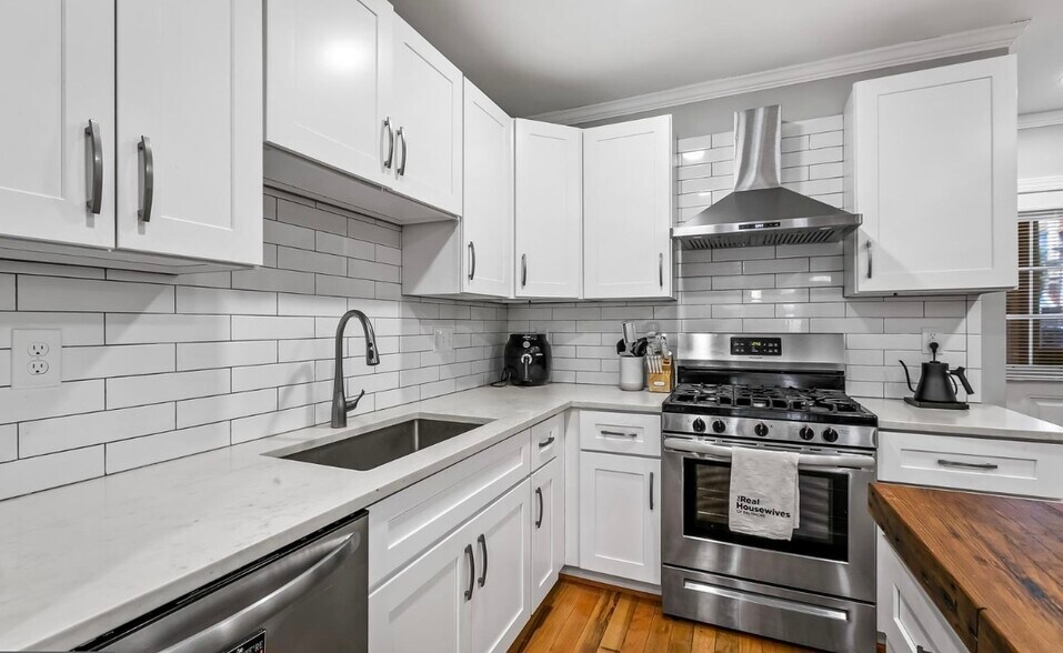 Kitchen - 106 E Clement St