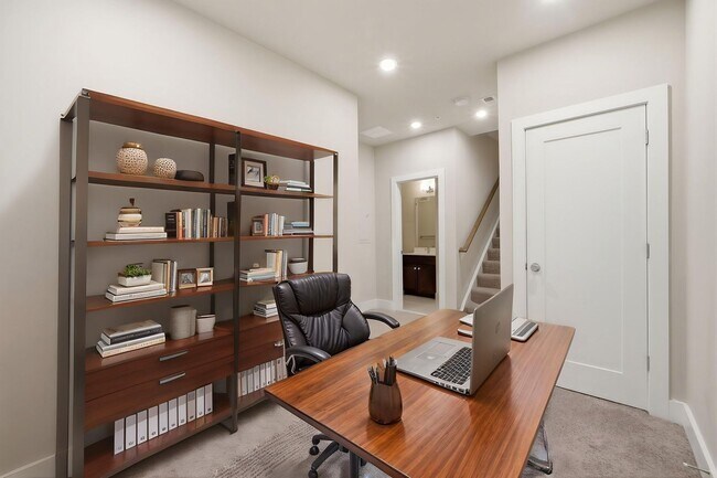 Building Photo - Georgia Row Townhome | 2 Bed | 2.5 Bath | 1,400 Sf | Juliet Balcony | 1 Assigned Parking Space