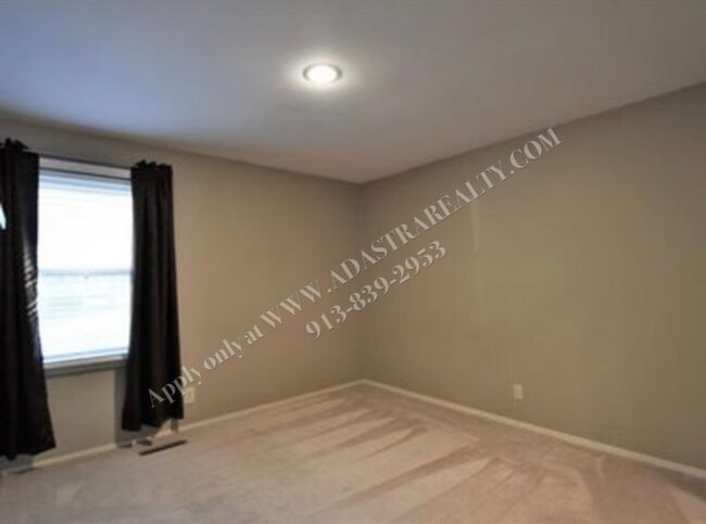 Building Photo - Adorable 3 Bed 2.5 Bath Duplex in Olathe-Available in JULY!!