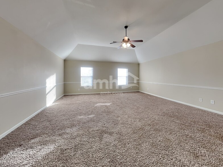 Building Photo - 137 Border Ave