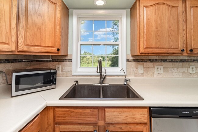 Building Photo - Private 5.7-Acre Lake Retreat – 3-Bed Esta...