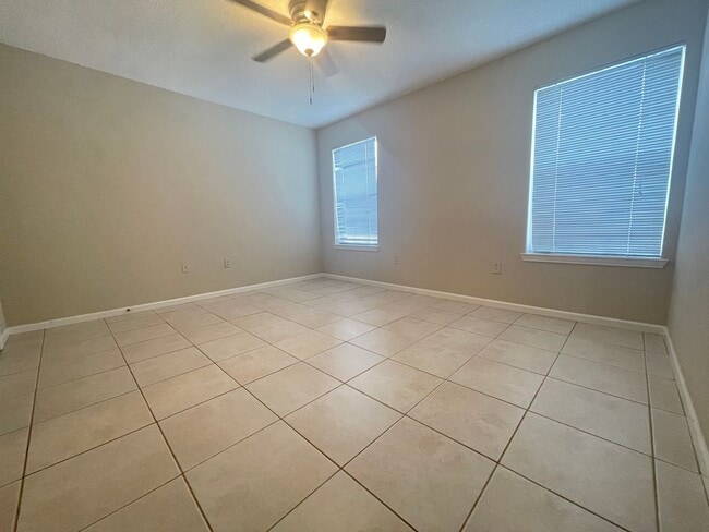 Building Photo - Spacious 1B/1B Unfurnished Condo near Beac...