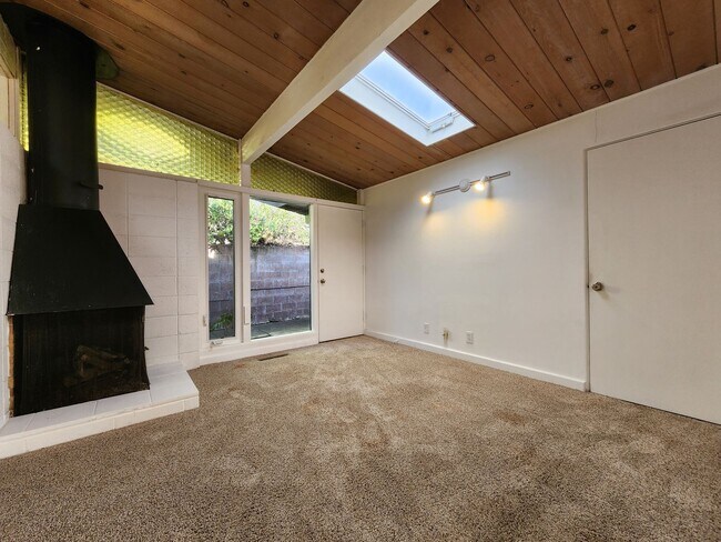 Building Photo - 2015 Cummings Dr