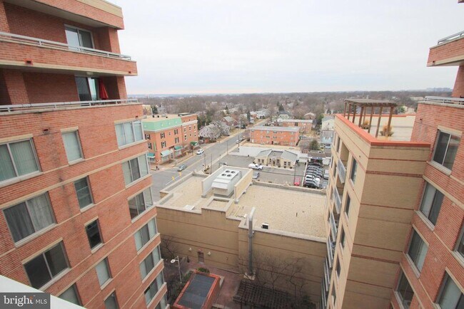 Building Photo - 1020 N Highland St