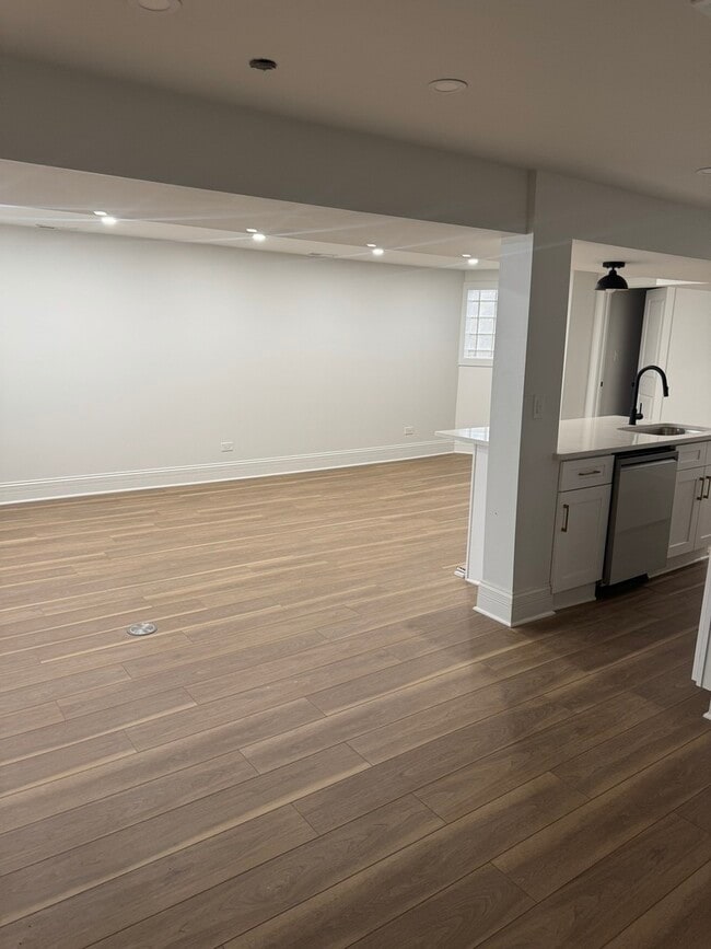 Building Photo - 6617 S Minerva Ave