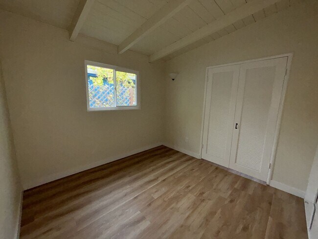 Building Photo - 3/1 in East Davis, New windows, new floors, new paint!