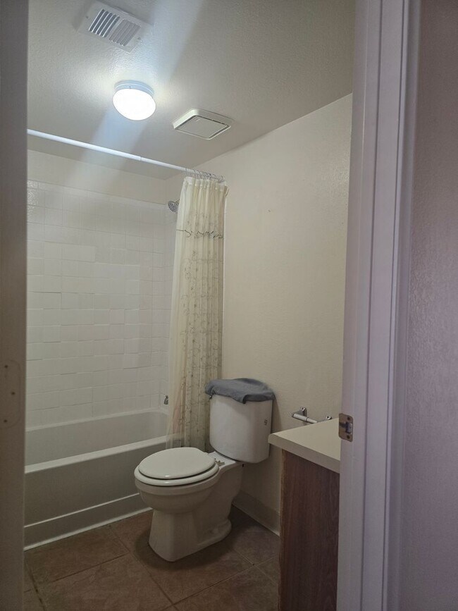 Building Photo - 3525 E 3rd St