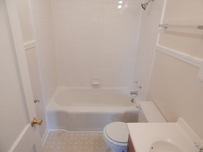 Building Photo - Cute East Nashville Home