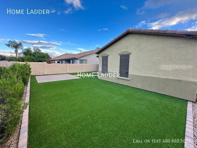 Building Photo - 3064 E Palmdale Ln