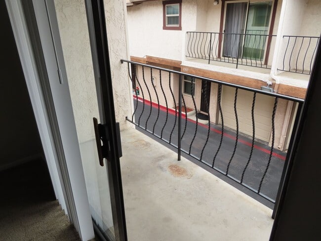 Building Photo - Renovated 2 Bed 2 1/2 Bath Condo with Atta...