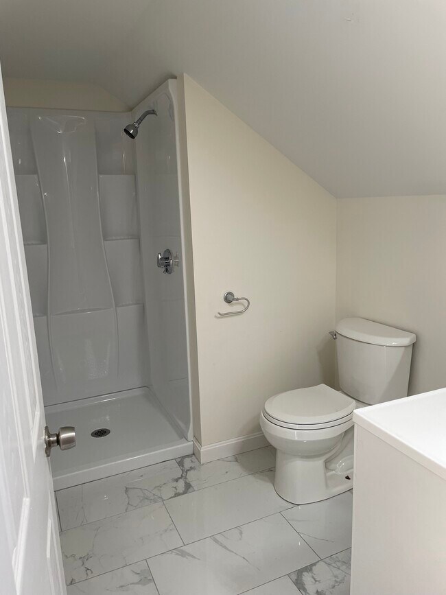 Bathroom 2nd floor - 50 Lyng St