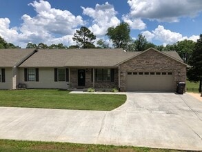 Building Photo - Quaint setting, One Level 3BR/ 2BA 2-Car Garage Condo