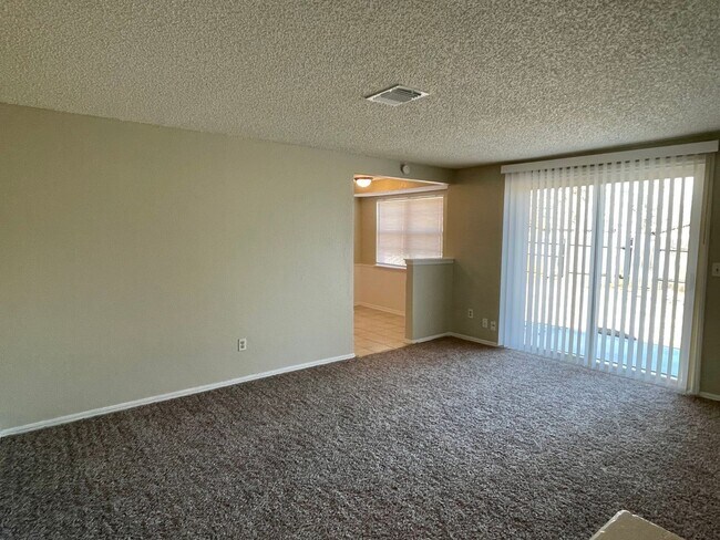 Building Photo - Updated 3 bed 1.5 bath