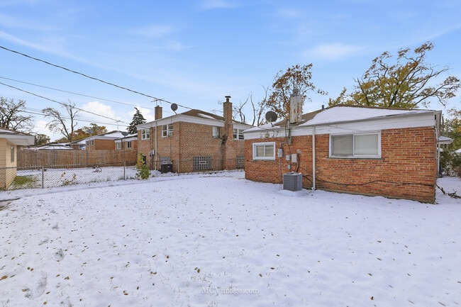 Building Photo - 14631 Kimbark Ave