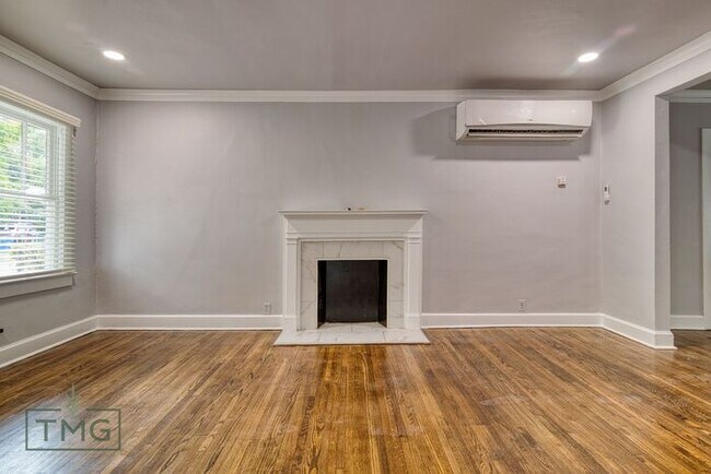 Building Photo - NEWLY REMODELED! Bungalow in the heart of KW!
