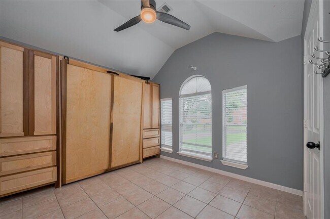 Building Photo - 311 N Esplanade Ln